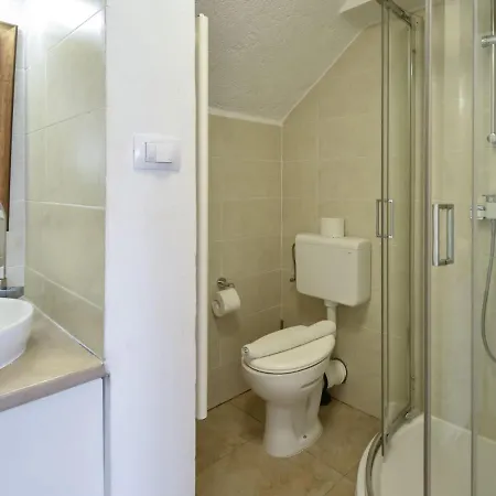 Bare-1 Apartment *